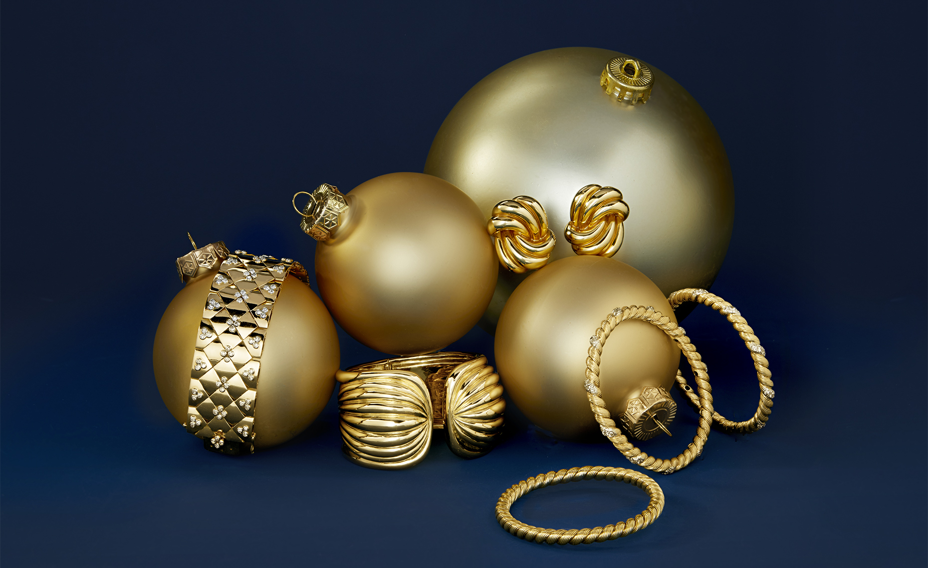 A holiday still life of collectable high gold jewelry by still life photographer David Lewis Taylor.DavidLewisTaylor_Photography0556